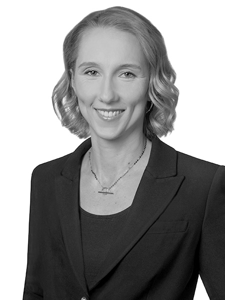 Karen Brennan,Dyrektor Finansowa
