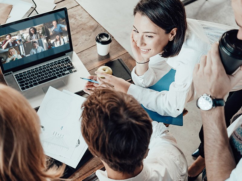 People discussing while being in a virtual meeting
