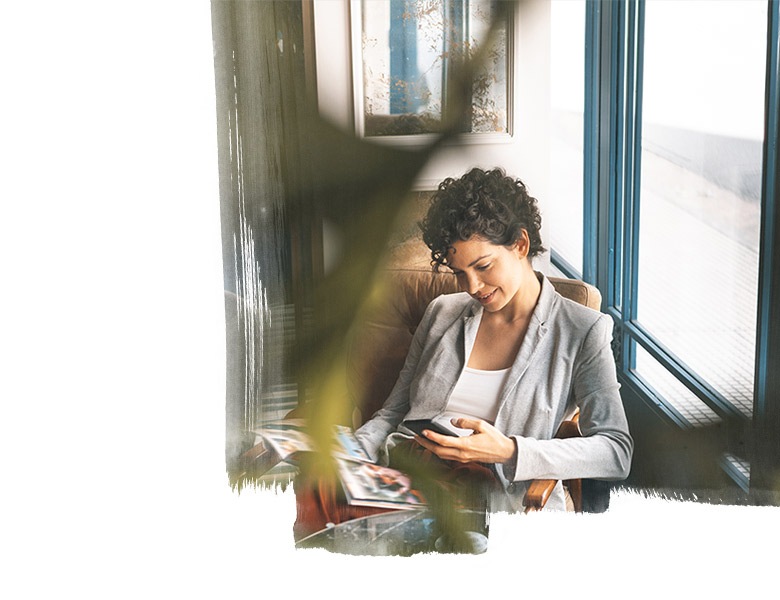 A woman holding mobile