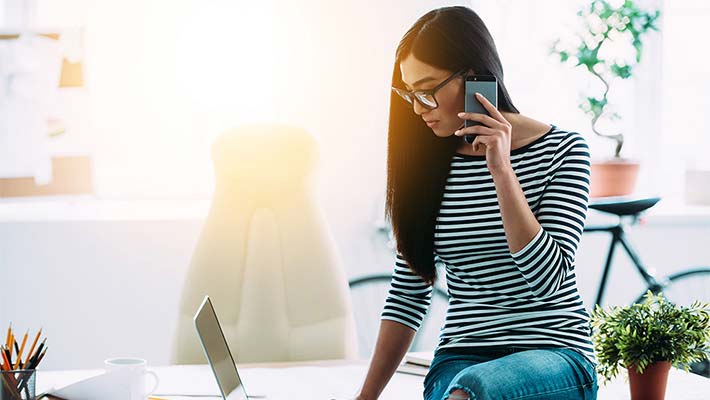 Kobieta prowadząca rozmowę telefoniczną